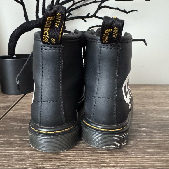 Dr Martens 1460 Skull & Bones Leather Lace Up Boots Girls Size 10 EUC Shoes Icon - Picture 4 of 11